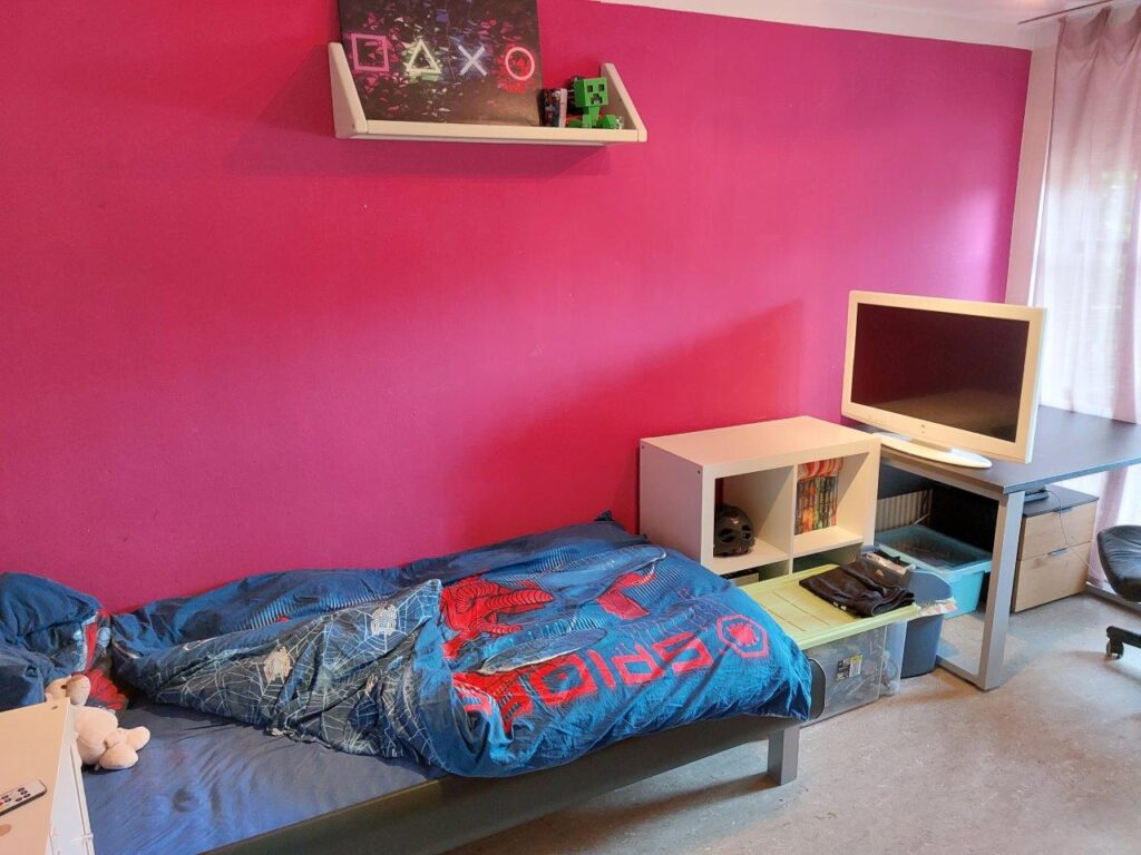 Bett und Möbel im Zimmer