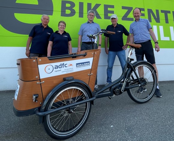 Personen posieren mit Lastenrad