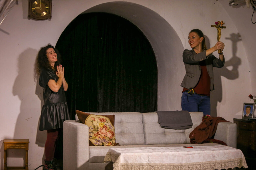 Frauen spielen Theater