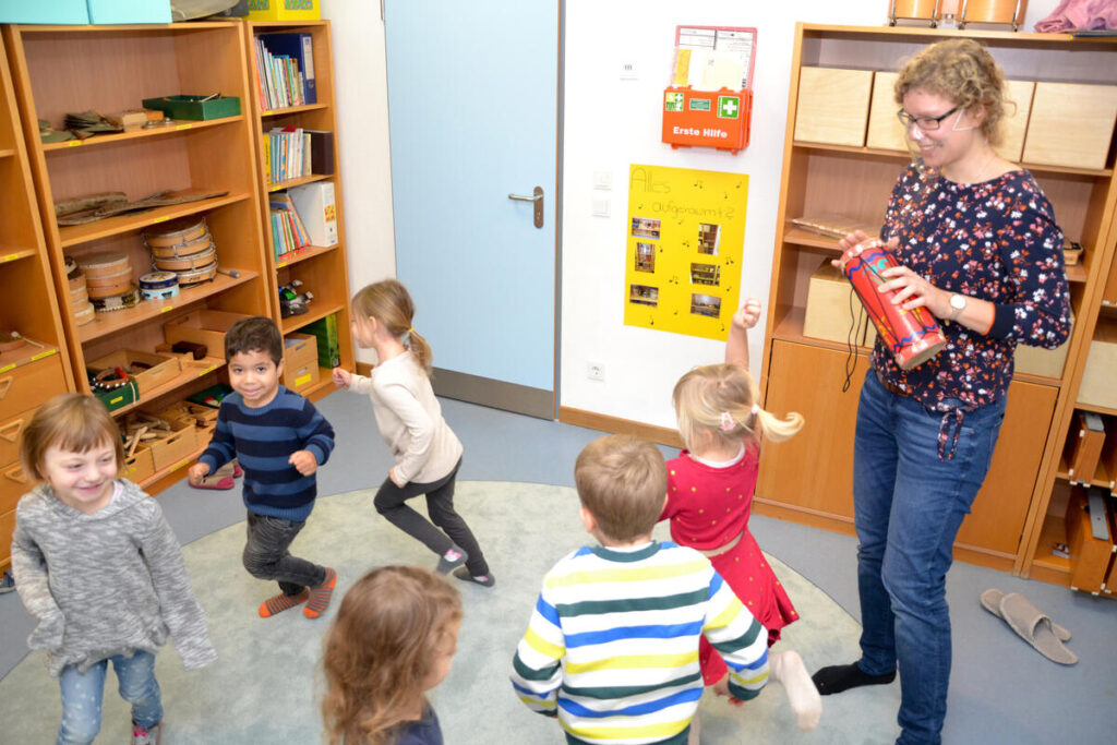 Kinder rennen im Kreis