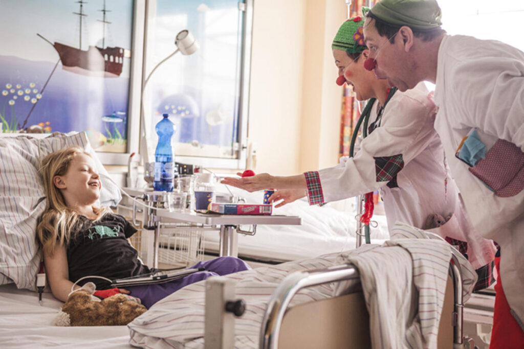 Dr. Maggie Mc Doodle und Dr. Beppo im Krankenzimmer