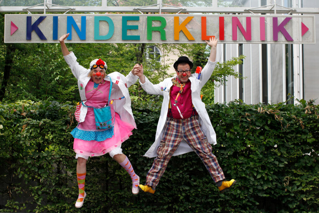 Clowns springen in die Luft