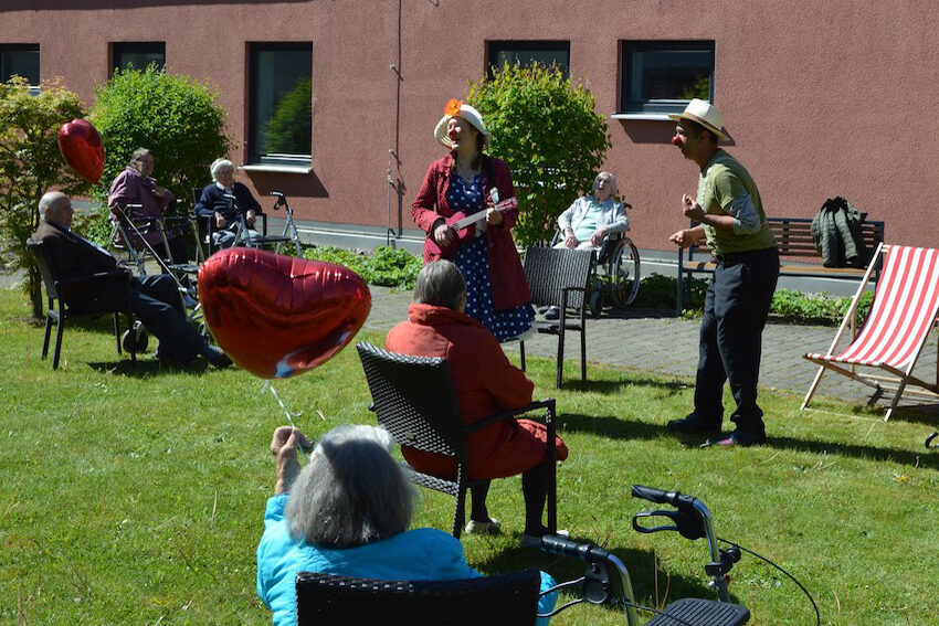 Klinikclowns - im Garten eines Seniorenzentrums