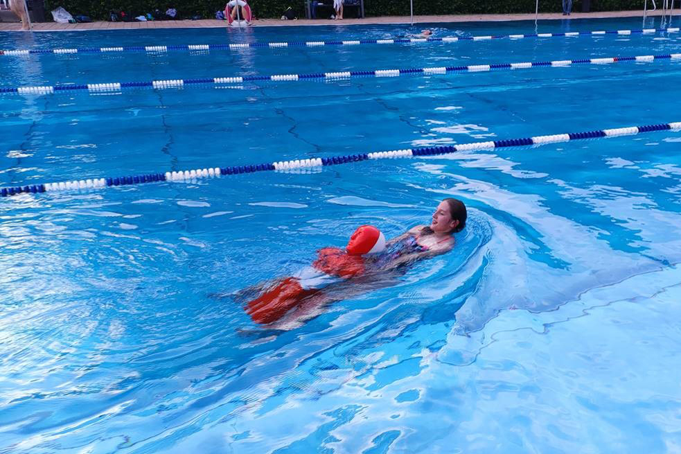 Frau zieht Puppe durch das Wasser