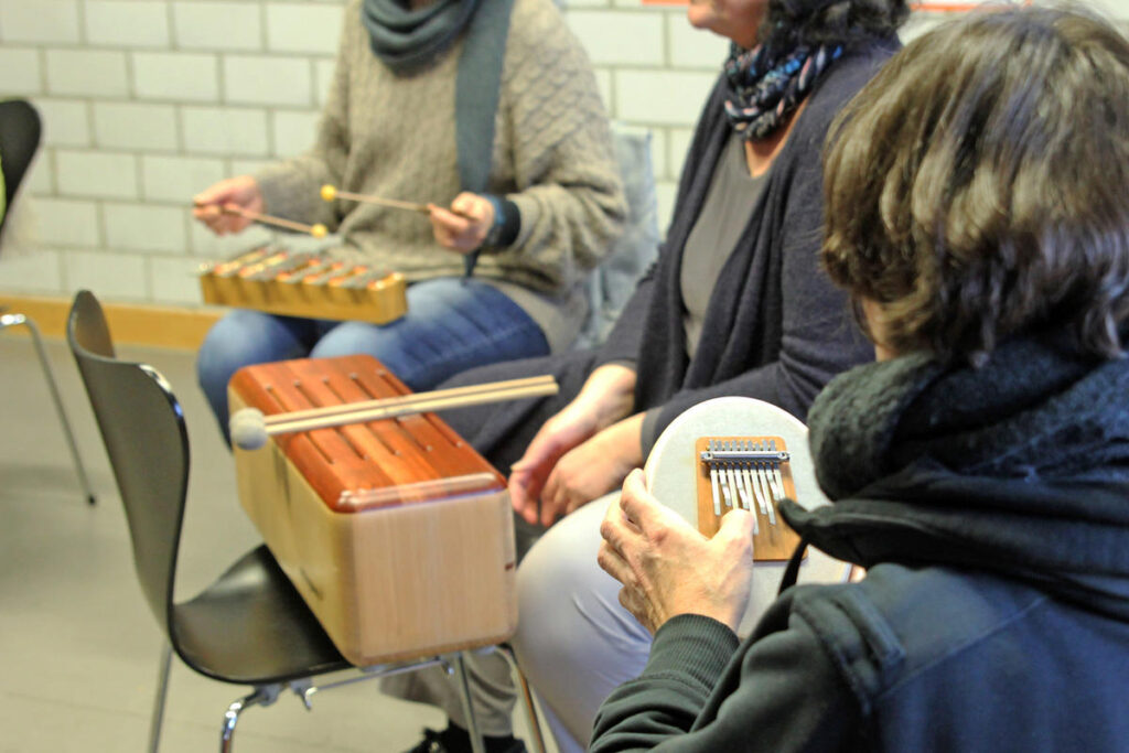 Menschen mit verschiedenen Instrumenten