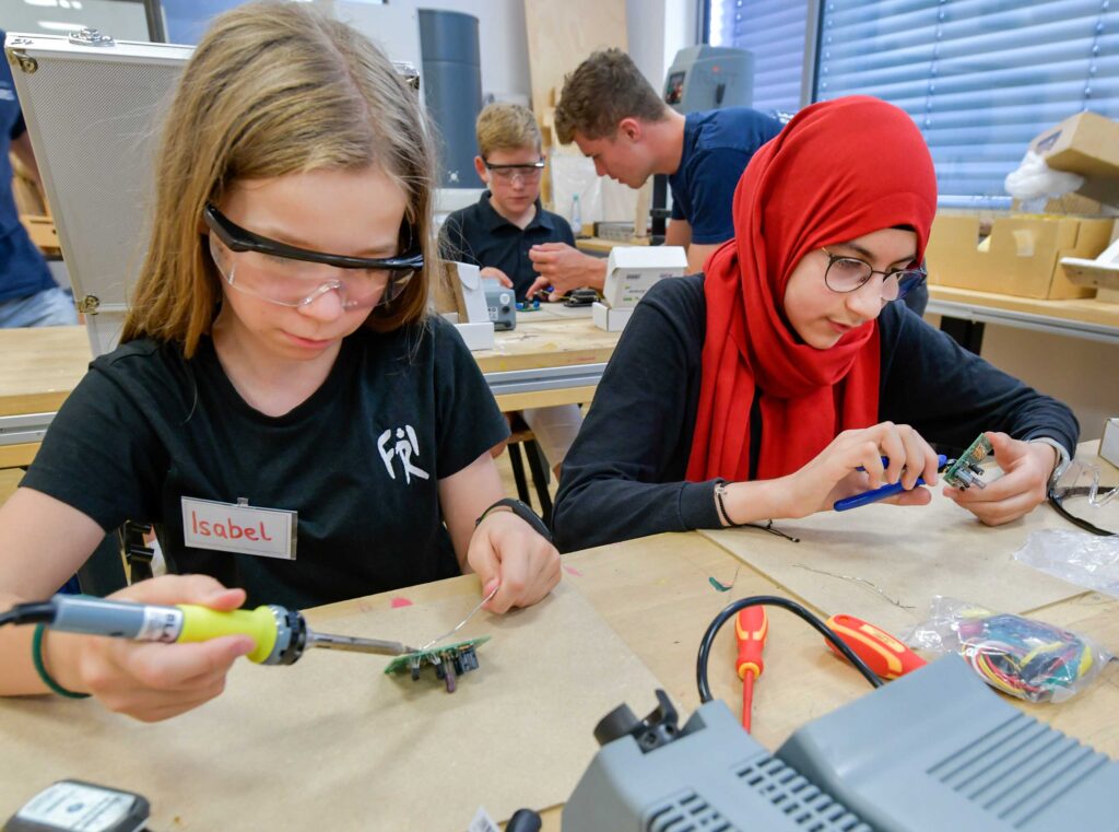 Kinder hantieren mit Technikgeräten